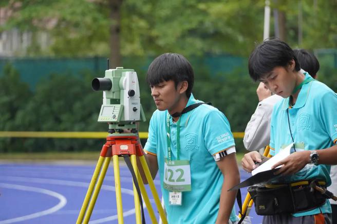 左起林憨少淇、周沐参加测量竞赛的专心神情