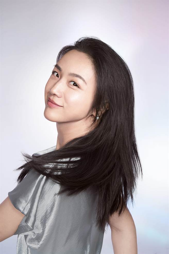 汤唯展现晶透钻光肌。（SK-II提供）