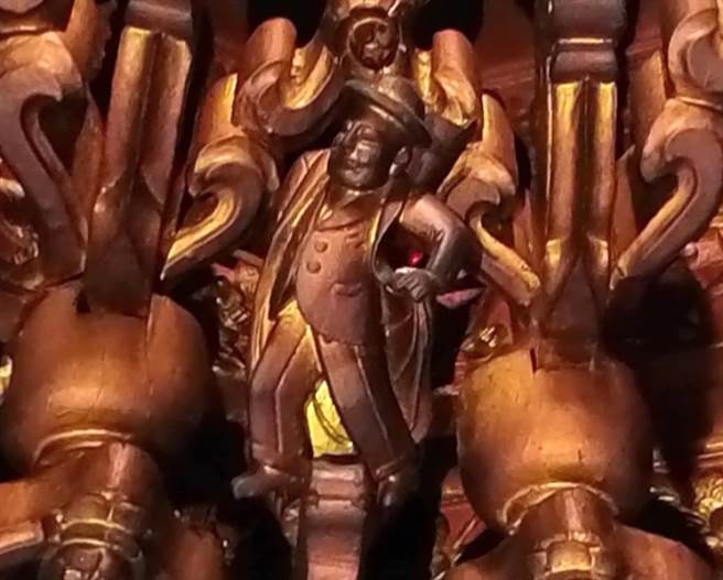 嘉义城隍庙藻井雕刻的「穿燕尾服、抽雪茄人物」被拍摄记录下来。（嘉义市政府提供／廖素慧嘉市传真）