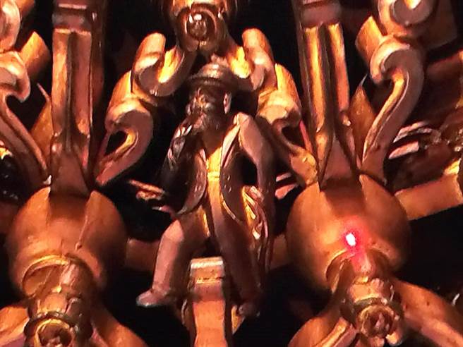 嘉义城隍庙藻井雕刻的「穿燕尾服、抽雪茄人物」有时代感。（嘉义市政府提供／廖素慧嘉市传真）