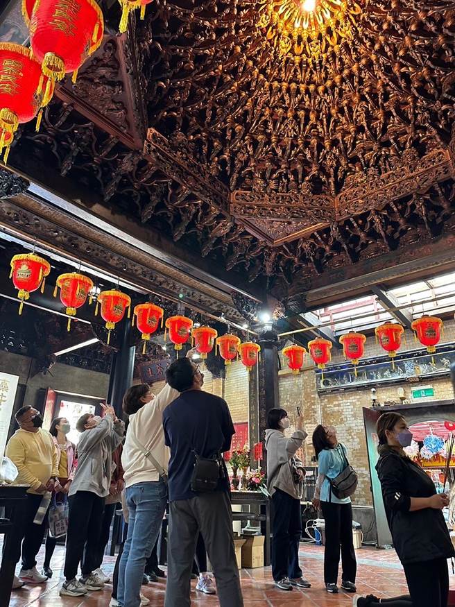 精忠国小家长会长李志上带领师生参访嘉义城隍庙。（嘉义市政府提供／廖素慧嘉市传真）