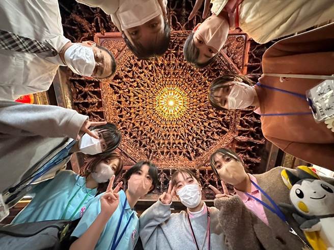 精忠国小带领日本金泽市星棱大学师生参访城隍庙。（嘉义市政府提供／廖素慧嘉市传真）