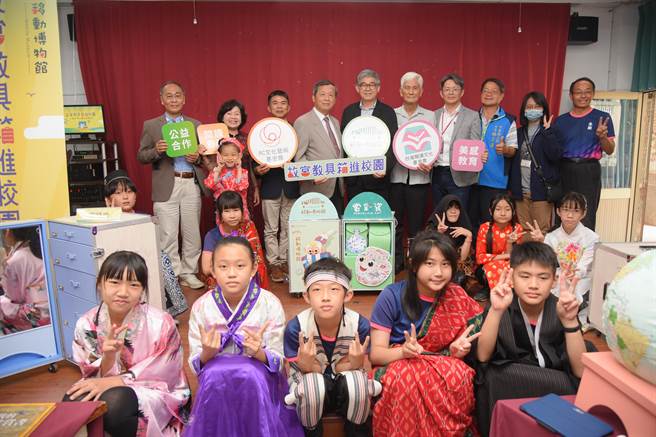 故宫移动博物馆结合爱的书库进驻投校园，带孩子玩穿搭认识亚洲各国的服饰文化。南投县政府提供／杨静茹南投传真）