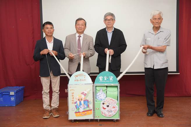 故宫博物院副院长黄永泰、南投县副县长王瑞德等人，为新开发的「赏彩瓷」开箱。南投县政府提供／杨静茹南投传真）