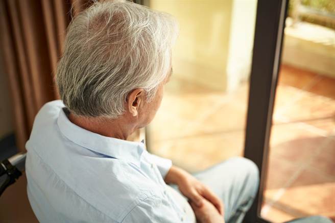 丹麦最新研究显示，比起没有丧偶的人，丧偶者有较高的死亡率和医疗支出，其中又以男性比女性更显着，可能与男性「復原力」较脆弱有关。（示意图／Shutterstock）