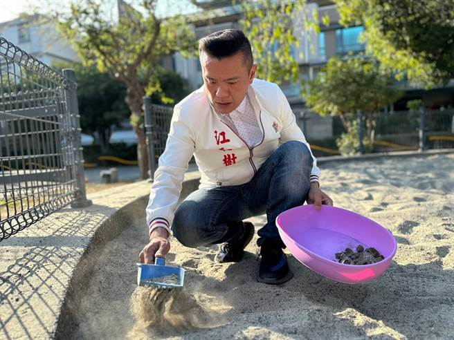 台中大里長春兒童公園設置露天式兒童沙坑，吸引野貓前去，成為大型天然貓砂盆，台中市議員江和樹日前偕團隊去清理。（台中市議員江和樹提供／潘虹恩台中傳真）