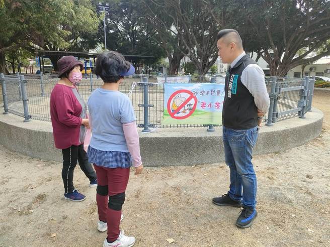 附近住戶表示，蓋了兒童沙坑後，風大時會吹起一片沙塵很不舒服，後續又有野貓跳入沙坑排便，飄出臭味。（潘虹恩攝）