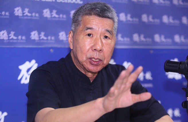 国民党中常会日前通过确定总统提名採取徵召方式办理，孙文学校总校长张亚中（如图）24日在与国民党秘书长黄健庭会面后表示，徵召不在乎个人主被动意愿，也没有理念说明，无法感动选民，他更呛声党主席朱立伦，如果2024年输了谁负责？谁有办法负责？若两岸发生战争，难道国民党没有责任？（张铠乙摄）