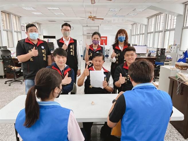 傅昆萁托服务处主任陈文卿、执行长林宗昆，到县党部领表完成党内登记作业。（傅昆萁服务处提供）