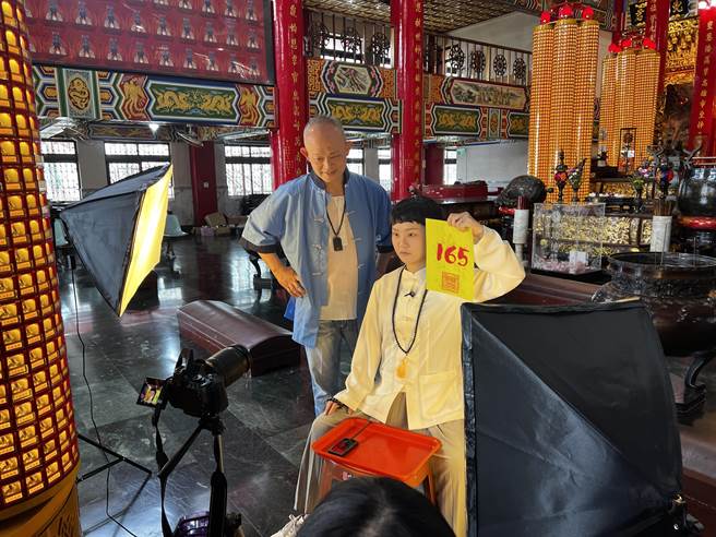 高市警局拍摄反诈骗影片。（翻摄照片／高雄洪靖宜传真）