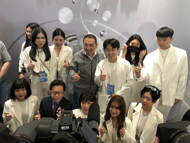 新北市长侯友宜24日受邀出席中国文化大学广告学系毕业展，与学生们合影。（张芷瑜摄）