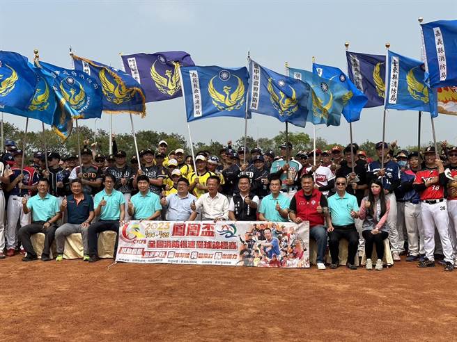 嘉义县消防局承办2023凤凰杯全国消防慢速垒球锦标赛，24日开幕仪式全体参赛队伍与长官合影。 （邱显诚摄）
