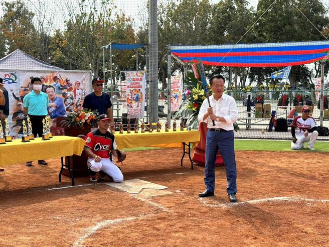 2023凤凰杯全国消防慢速垒球锦标赛，县长翁章梁（中）担任开幕仪式打击手。（邱显诚摄）