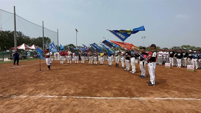 2023凤凰杯全国消防慢速垒球锦标赛，全国各地共15县市的消防垒球好手，进行运动员宣示。（邱显诚摄）