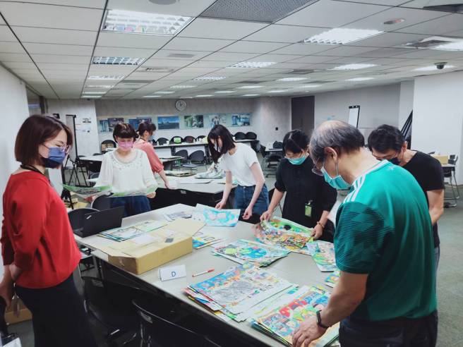 信义房屋绘画比赛再次起跑，今年以画给未来的探险地图为题，邀请小朋友画下家附近美好的风景。图为由儿童美育专家团评选画作。（图/信义房屋 提供）