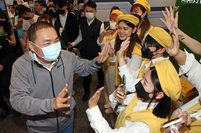 新北市长侯友宜（前左）24日受邀出席中国文化大学广告学系毕业展，参观各组学生毕业制作时，受到同学热烈欢迎。（赵双杰摄）