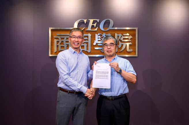 台大实验林处长蔡明哲(右)代表GRAT团队，前往联合国气候峰会(WCS)发表台湾绿色解决方案，左为世界气候基金会(WCF)亚洲区代表胡伟杰。（GRAT团队提供）