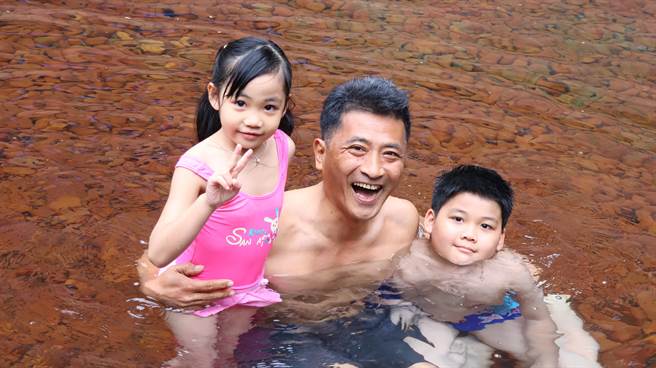 苏澳冷泉园区将在4月1日起开园，今天苏澳镇长李明哲（中）与小朋友们率先体验，也欢迎乡亲多加利用「一券乐游双园」。（苏澳镇公所提供／李忠一宜兰传真）