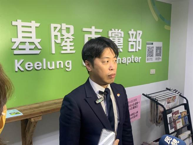 市议员张之豪登记，表示基隆发展不能停滞。（徐佑升摄）