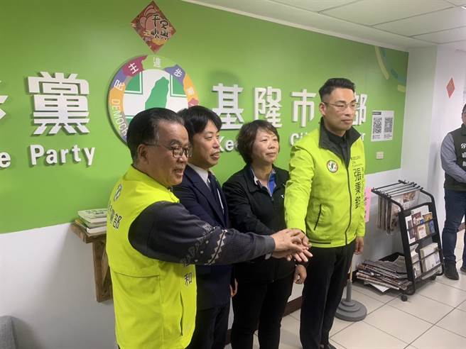 三位登记参选议员合照，民进党基隆市党部主委苏仁和（左一）强调要推出最强人选。（徐佑升摄）