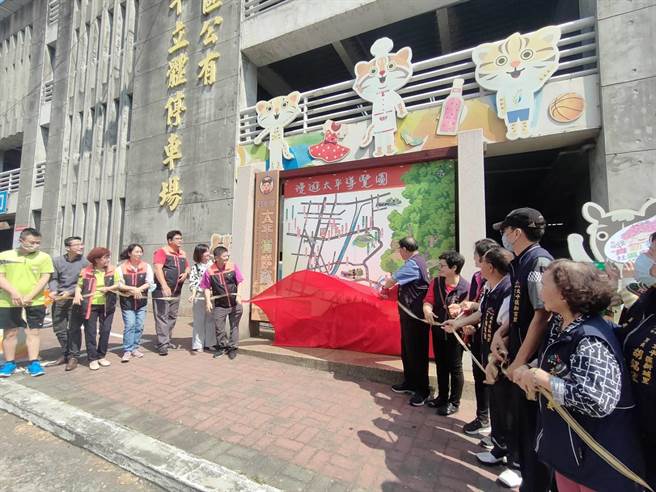 台中太平區公所創作在地導覽圖，座落於太平立體停車場旁，向民眾介紹周邊美食、觀光景點，24日上午舉辦揭牌儀式。（潘虹恩攝）