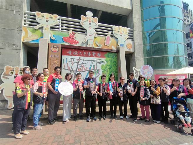 太平區公所以樹孝商圈發想延伸，創作在地導覽圖，座落於太平立體停車場旁，向民眾介紹周邊美食、觀光景點，推動在地觀光。（潘虹恩攝）
