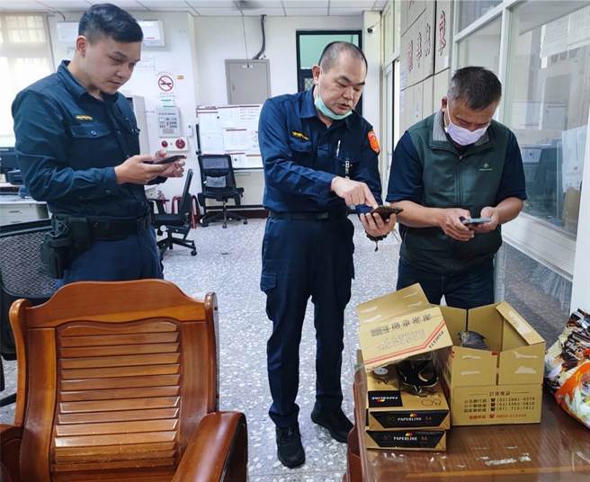 1只第2级保育类动物凤头苍鹰，24日被发生倒卧车水马龙的竹南镇市区，被员警紧急救回通报县府保育人员送医。（竹南警分局提供／谢明俊苗栗传真）