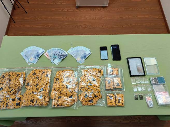 警方查获的卡西酮咖啡包、贩毒所得等证物。（警方提供）