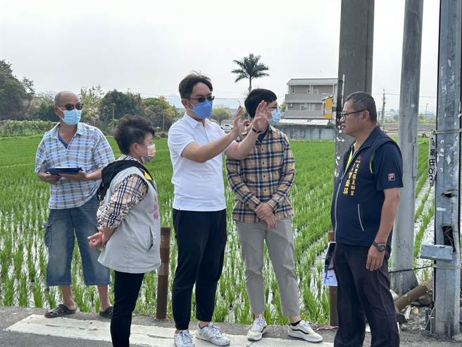 大里區夏田里里長曾盛琪24日邀集交通局、區公所等單位會勘，爭取於該路口裝設紅綠燈交通號誌，中市府交通局表示將再觀察評估。（台中市議員李天生提供／潘虹恩台中傳真）