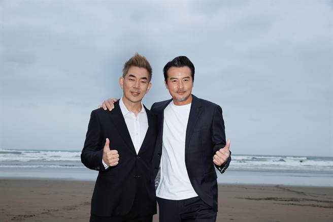 李銘順（右）排除萬難為任賢齊新歌拍攝MV。（相信音樂提供）
