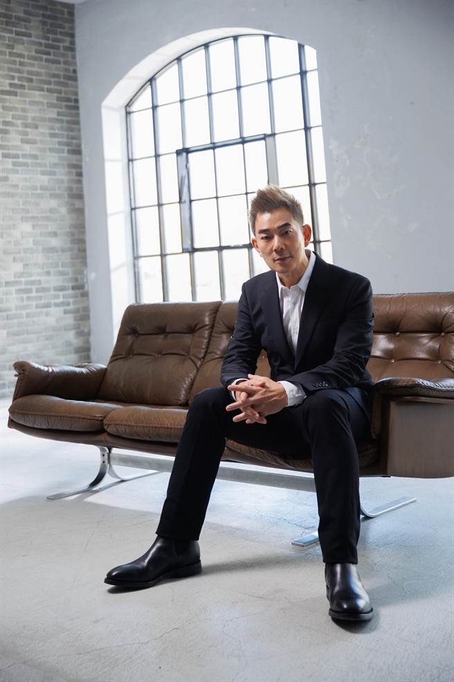 任賢齊在〈我出去一下〉中盡訴男人深沉而又執著的體會。（相信音樂提供）