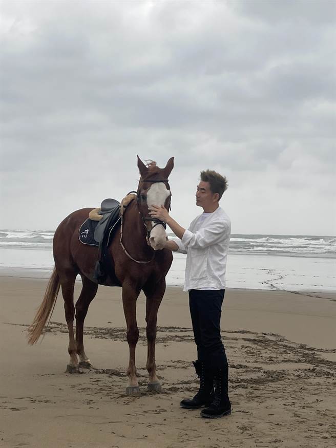 任賢齊拍攝MV時馭馬有術臨危不亂。（相信音樂提供）