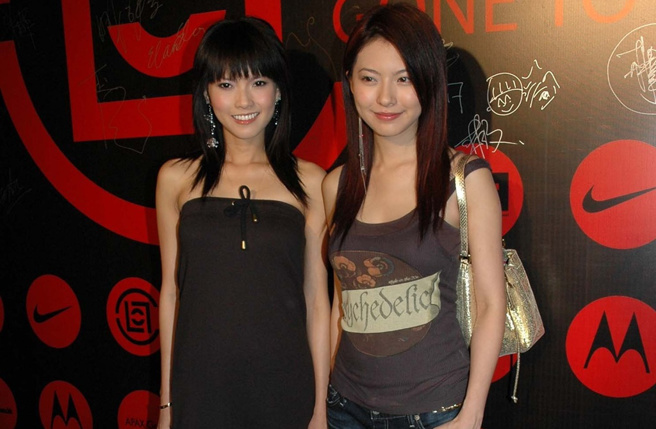 黄婉佩（图右）曾和姊姊黄婉君组成女子组合「2R」。（图／本报系资料照）