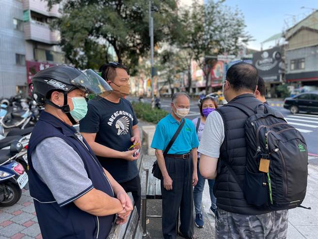 台中市议员陈文政与台中市启明重建福利协会理事长赖芳岳、市府交通局、养工处代表24日至北区五权路中清路口会勘，盼市府能在此处增设有声号志（陈文政提供／张亦惠台中传真）