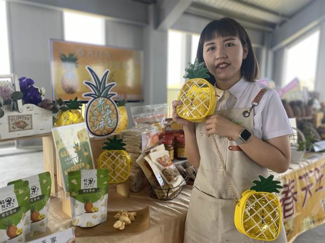 新化果菜市场25、26日将有来自凤梨产地关庙、新化、山上区农会与小农一起展售鲜果与自家超人气凤梨产品，图为凤梨软糖与凤梨造型包，深受年轻人喜爱。（曹婷婷摄）