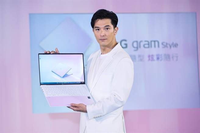 邱澤都用LG筆電讀劇本追賽車賽事。（羅永銘攝）