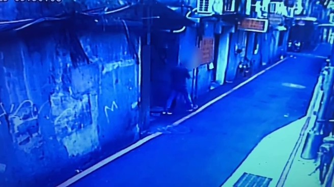 周嫌离开防火巷。（简铭柱翻摄）