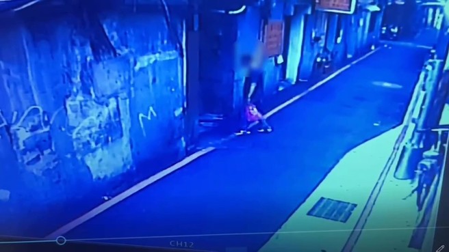 周嫌进入防火巷。（简铭柱翻摄）