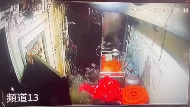 周嫌朝店家后门泼洒汽油。（简铭柱翻摄）