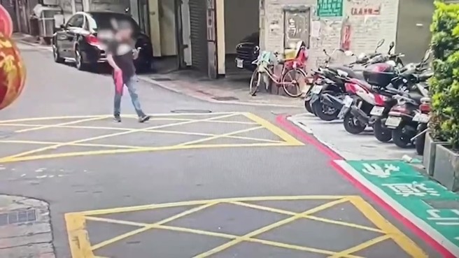 周嫌犯案后离开。（简铭柱翻摄）