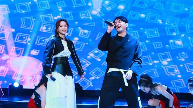 杜忻恬（左）和李子森最強CP合唱〈熱線你和我〉。（中視提供）