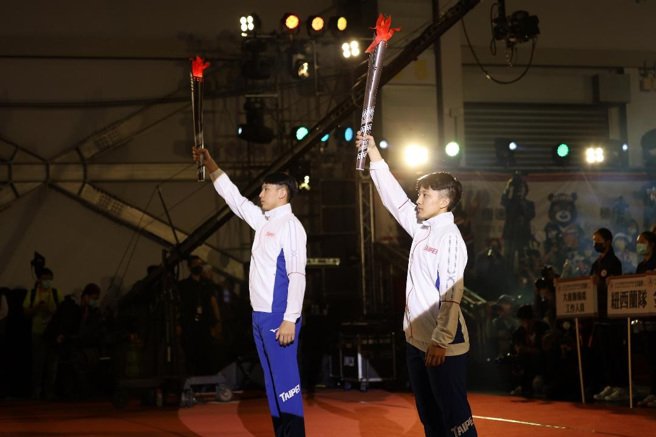 原住民运动会开幕，陈将双与宋瑞蓁点燃圣火。(体育署提供)
