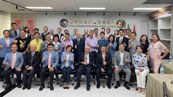 刘泰英（前排右四）飞抵泰国，受邀前往当地的台商总会演讲。（图/泰国台商总会提供）