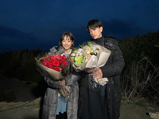 井上真央（左）、佐藤健主演日剧《要是说了100万次就好了》正式杀青。（摘自推特）