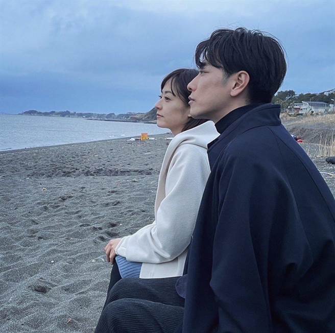 佐藤健（前）与井上真央在海边看海的戏，让观眾泪崩。（翻摄自推特）