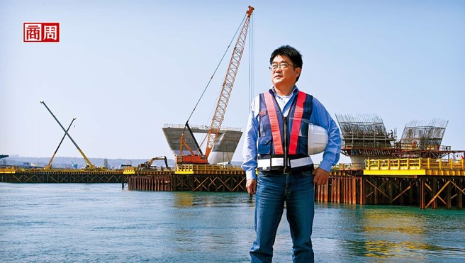      52岁的工信工程副总经理丁承之(图)表示，淡江大桥工程的混凝土加入炉石、飞灰，耐久度较原配方多10年以上，把多余的碳封存，效果相当于114座大安森林公园。(摄影・程思迪)