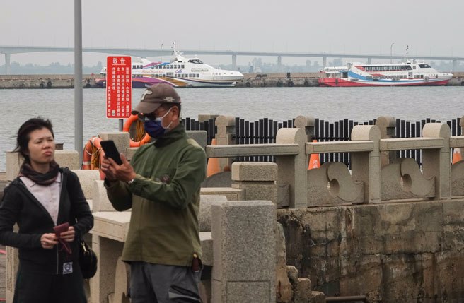 陆委会日前公布25日起开放小三通客运中转，包括国人及其陆配均可适用，金、马地区与大陆航点间航班均将增班；因疫情而停航不见往日小三通人潮的金门水头码头，目前仅少数可小三通的金门籍旅客，以及参加金厦海域游轮旅程的游客进出，一群来自高雄的游客准备搭船参加金厦海域游程。（黄子明摄）
