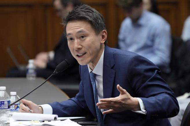 美国眾议院能源及商业委员会23日召开TikTok听证会上，年轻的TikTok CEO周受资接受美国议员连番的尖锐质询。（图／美联社）