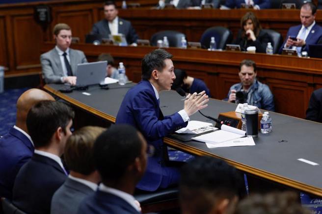 周受资出生于新加坡，在英国留学，曾在高盛工作，后取得美国哈佛大学MBA，妻子是台裔美国人。（图／路透