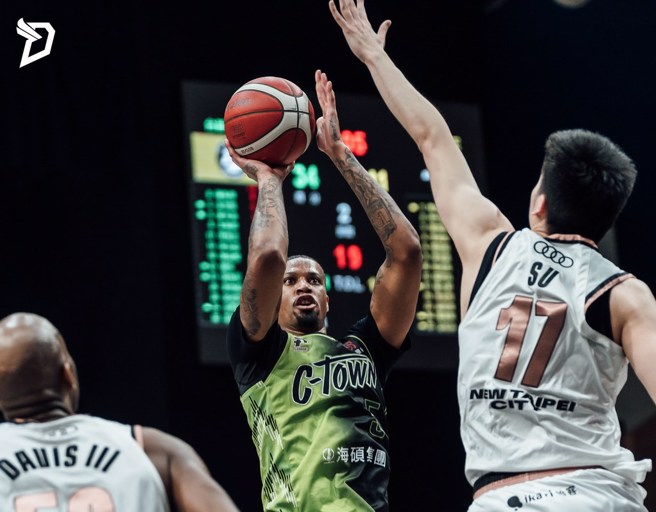 麦卡洛(中)今天拿下23分、23篮板。(台新梦想家提供)